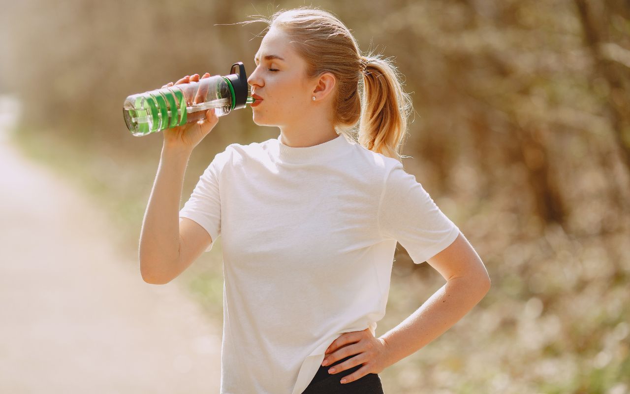 Femme qui boit de l'eau