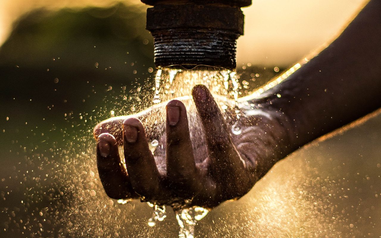 Image d'une main avec de l'eau