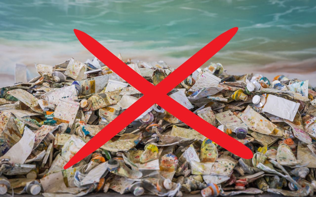 Image avec des déchets sur une plage